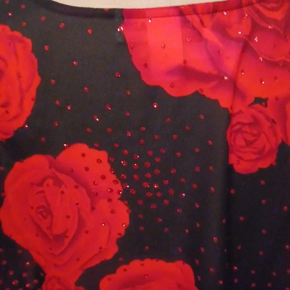 NWT-Stunning  black with red roses blouse. - Picture 6 of 8